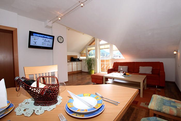 Appartement mit Wohnzimmer im Apart Pizzeria Rustica in Tirol