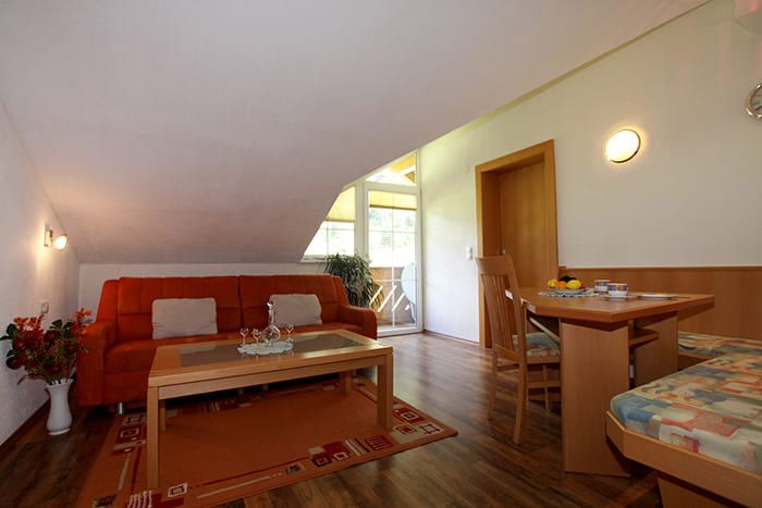 Appartement mit Wohnzimmer im Apart Pizzeria Rustica im Kaunertal